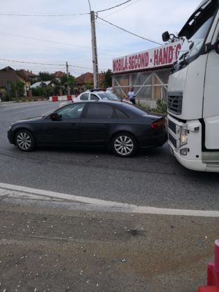 Traficul întrerupt la Şimian în urma unui accident