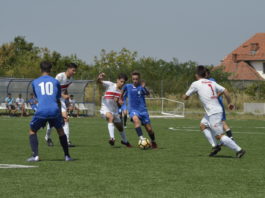 Puștii lui Gică Vlad (în albastru) nu au făcut un meci grozav cu rivalii de la Slatina (Foto: Alex Vîrtosu)