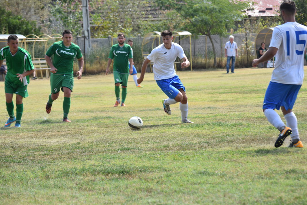 CS Cârcea s-a impus categoric pe terenul Recoltei Ostroveni Foto: (Tibi Cocora)