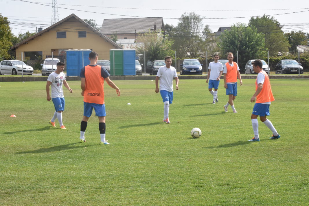 Jucătorii formației din Cârcea și-au așteptat adversarii mai bine de 30 de minute (Foto: Tibi Cocora) Jucătorii formației din Cârcea și-au așteptat adversarii mai bine de 30 de minute Foto: (Tibi Cocora)
