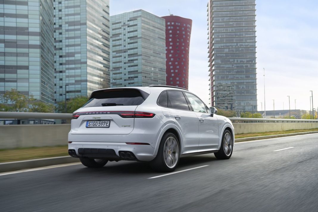 Porsche a prezentat Cayenne Turbo S E-Hybrid, cel mai puternic Cayenne de până acum, care dezvoltă 680 de cai putere. Constructorii promit o accelerație de la 0 la 100 km/h în 3.6 secunde și o viteză maximă de 300 km/h, informează automarket.ro