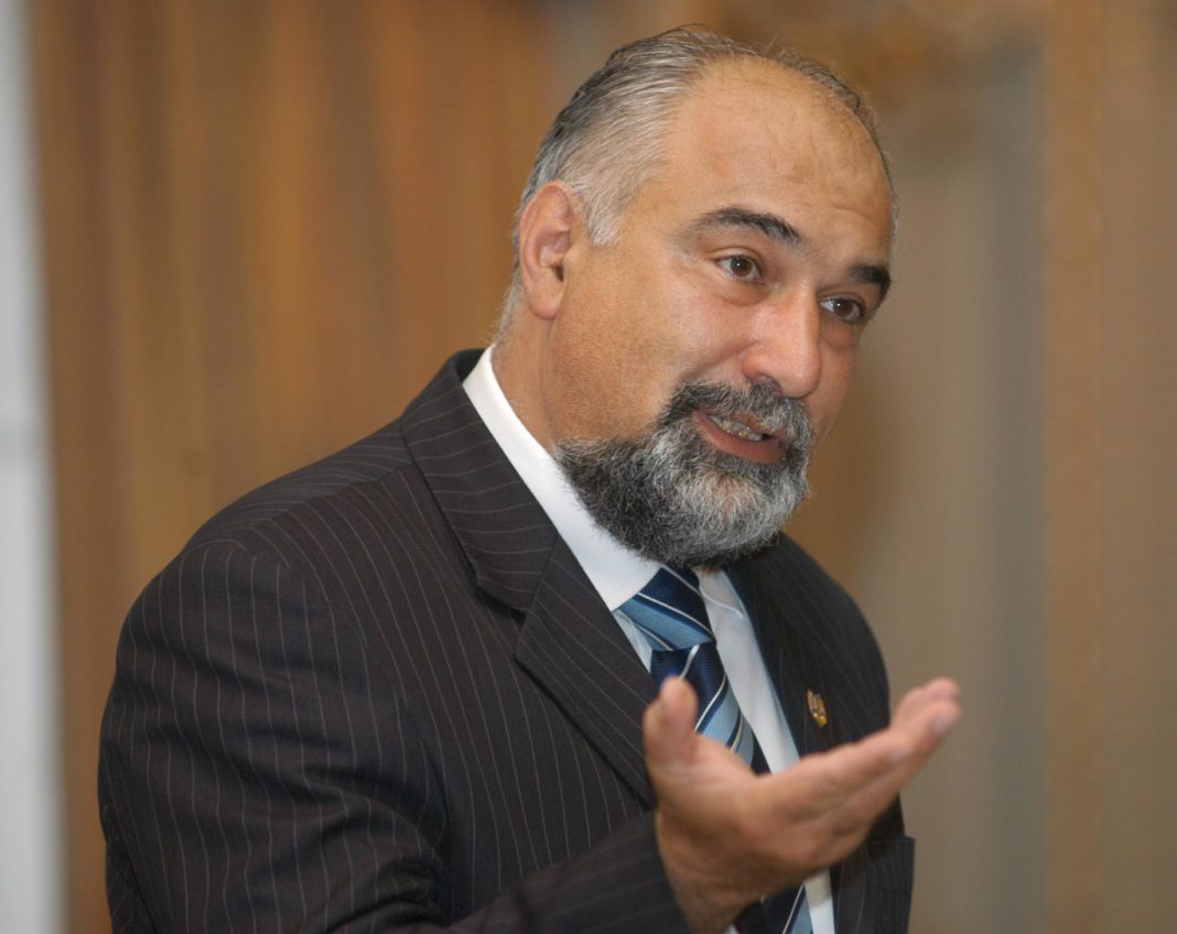 Purtătorul de cuvînt al formațiunii, Varujan Vosganian, afirmă că actualul Guvern nu mai e în stare să facă investiţii şi să atragă fonduri europene.