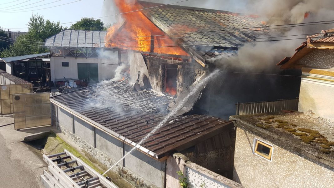 Puternic incendiu la o casă din Orleşti