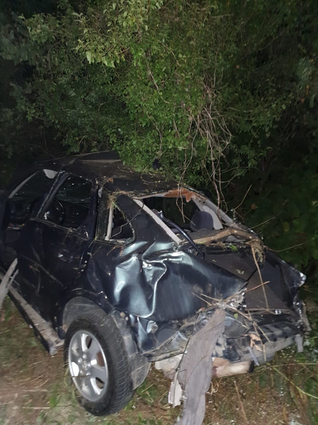 Doi tineri, răniți grav într-un accident rutier la Frumușei