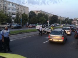 Accident rutier în Craiova. O mașină s-a răsturnat