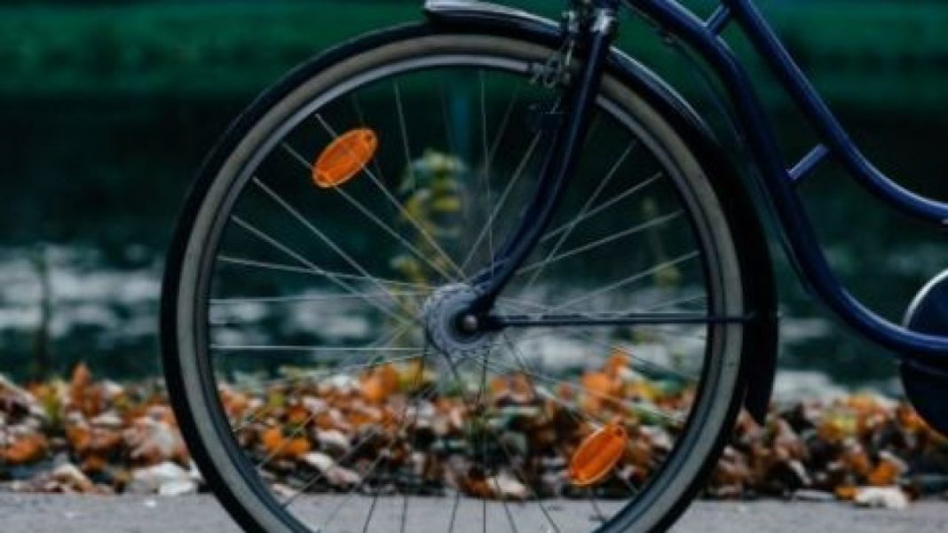 Un biciclist băut a ajuns la spital după ce a căzut