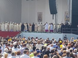 Cei 5.000 de euro găsiţi de un preot în timpul vizitei Papei la Blaj nu au fost încă revendicaţi