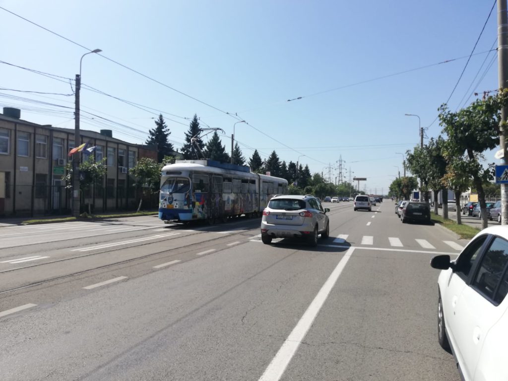 Trei intersecţii de pe bulevardul Decebal vor fi integrate în sistemul de management al traficului, pentru o prioritizare a circulaţiei tramvaiului