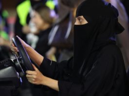 Arabia Saudită le permite femeilor să călătorească independent