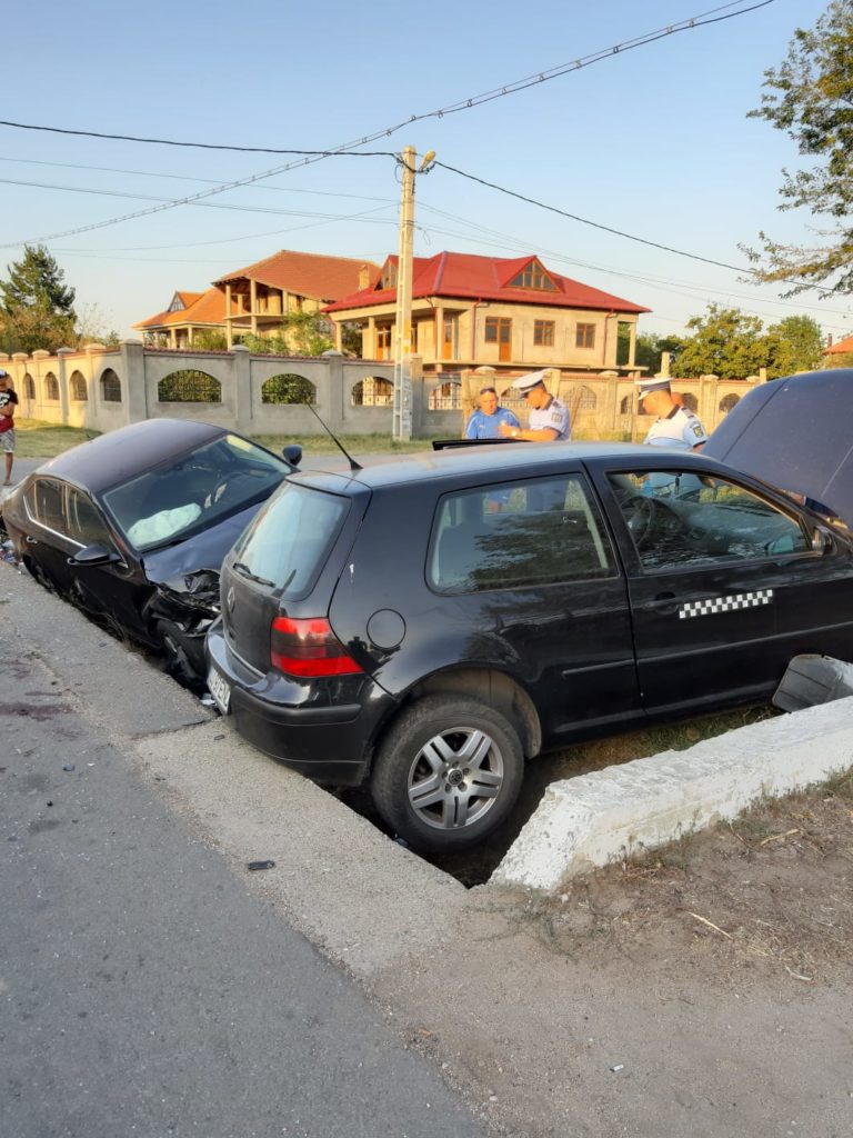 Accident în Cerăt. Două autoturisme au ajuns în șanț