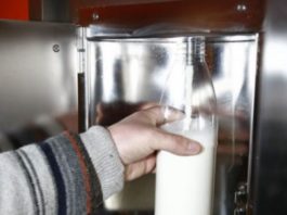 Un pensionar a fost condamnat la doi ani de închisoare după ce a spart un dozator de lapte
