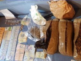 În urma percheziţiilor, anchetatorii au ridicat aproape două kilograme de canabis şi sume de bani.