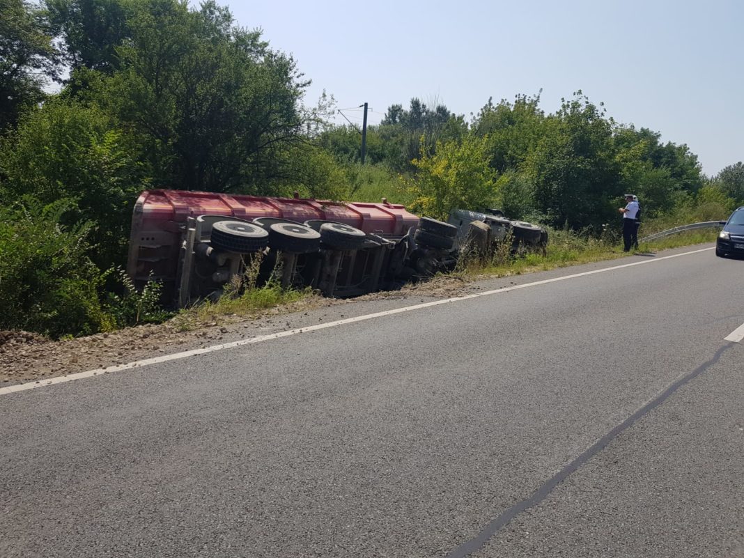 Un autotren s-a răsturnat la Bumbeşti Jiu