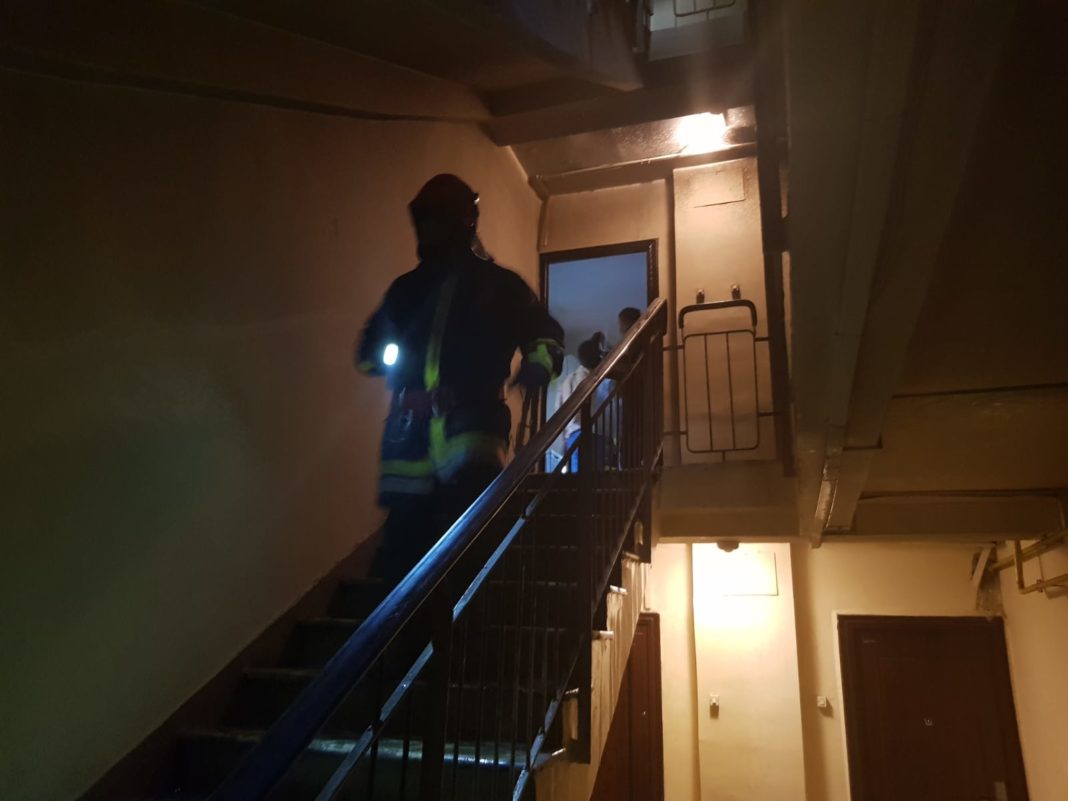 Incendiul provocat de bărbatul de 32 de ani a fost stins de pompierii doljeni.