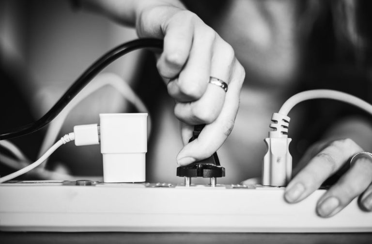 Întreruperi energie electrică de mâine