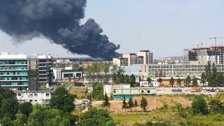 Incendiu de proporţii în București. O hală a ars în întregime