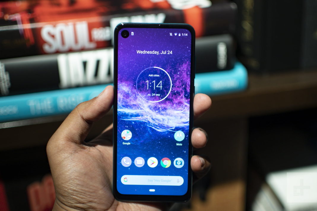 Motorola lansează smartpohne-ul One Action