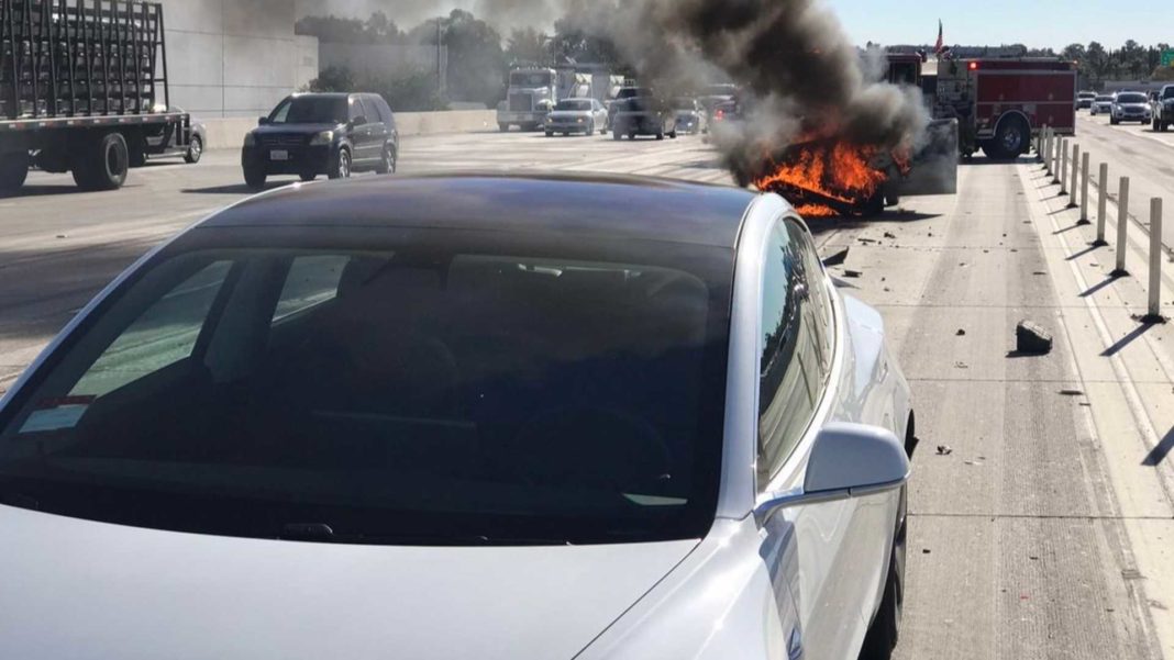 Tesla Model 3 a luat foc la Moscova, după ce a lovit un camion