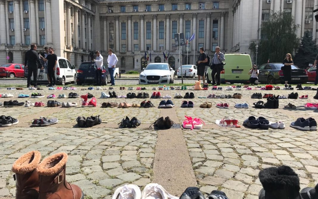 Pantofi depusi in fata MAI (Foto stirileprotv.ro)