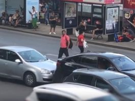 VIDEO Haos într-o parcare din București. Un șofer și-a făcut loc să iasă împingând mașina