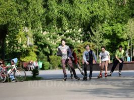 Doi copii, ameninţaţi cu cuțitul de un bărbat într-un parc din București