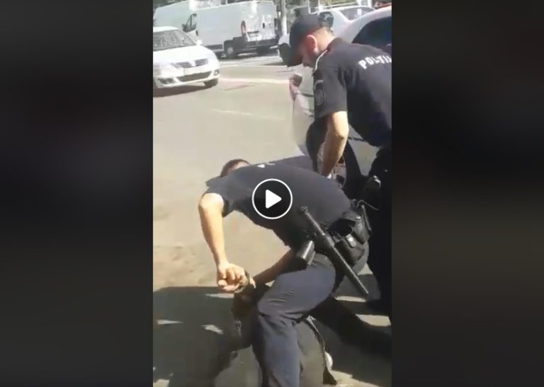 O înregistrare video cu polițiști care încătuşează doi bărbați , virală pe Facebook
