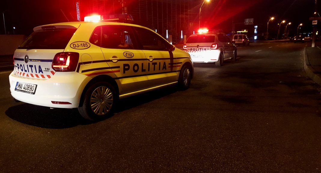 Controale pe bandă rulantă ale poliţiştilor doljeni, în cadrul unei acţiuni pentru combaterea ilegalităţilor şi prevenirea accidentelor