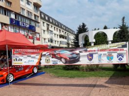 Două dintre mașinile de la raliu au fost expuse în centrul municipiului Târgu Jiu