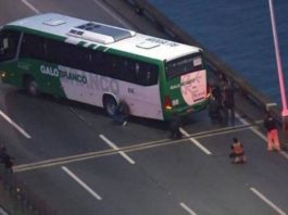Un bărbat înarmat care a luat 31 de ostatici într-un autobuz în Rio de Janeiro a fost împușcat de poliție