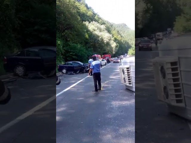 UPDATE: Planul Roșu de Intervenție a fost activat în Vâlcea. Coliziune între un microbuz şi o maşină