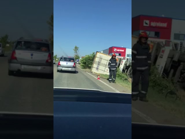 UPDATE: Un tir s-a răsturnat în zona localităţii Pieleşti. Şoferul a murit