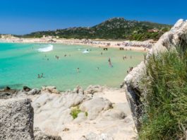 Un cuplu riscă 6 ani de închisoare, după ce a furat nisip de pe o plajă din Italia