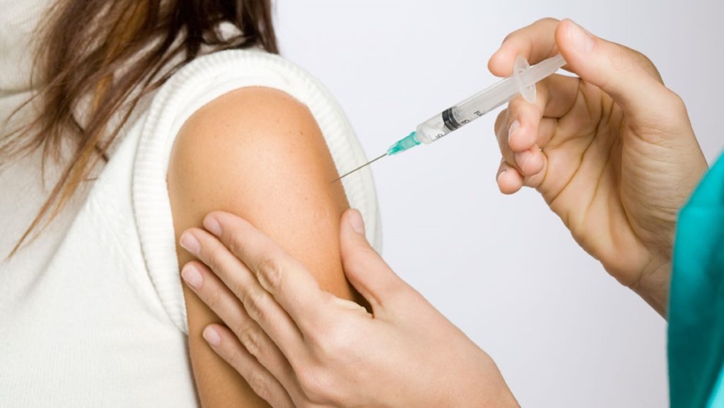 Vaccinarea HPV ar putea fi extinsă la fetele peste 14 ani şi la băieţi