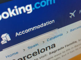 Booking.com induce turiștii în eroare