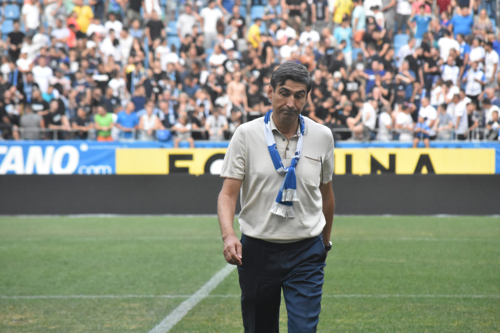 Victor Piţurcă cere gazon de calitate pe stadionul din Craiova. Foto: Alexandru Vîrtosu