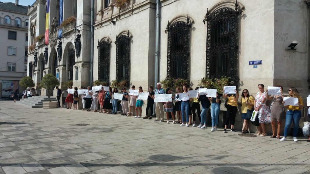 Profesorii şi elevii de la Colegiul Odobleja, protest în faţa Primăriei Craiova