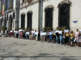 Profesorii şi elevii de la Colegiul Odobleja, protest în faţa Primăriei Craiova