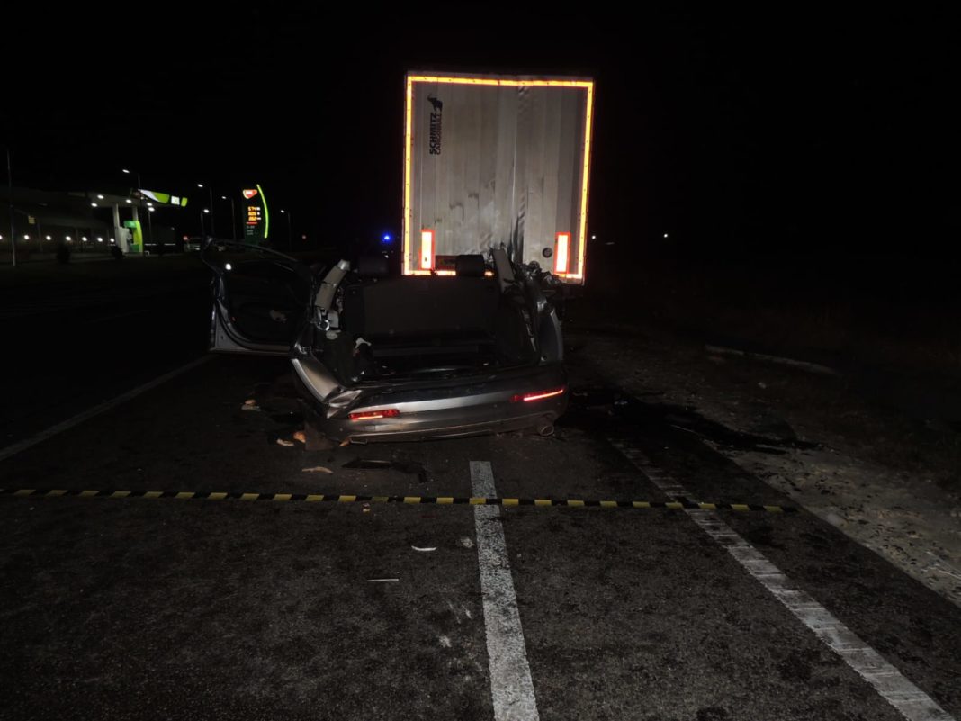 Doi adulţi şi doi copii şi-au pierdut viaţa în urma impactului violent între un Audi şi un tir staţionat.