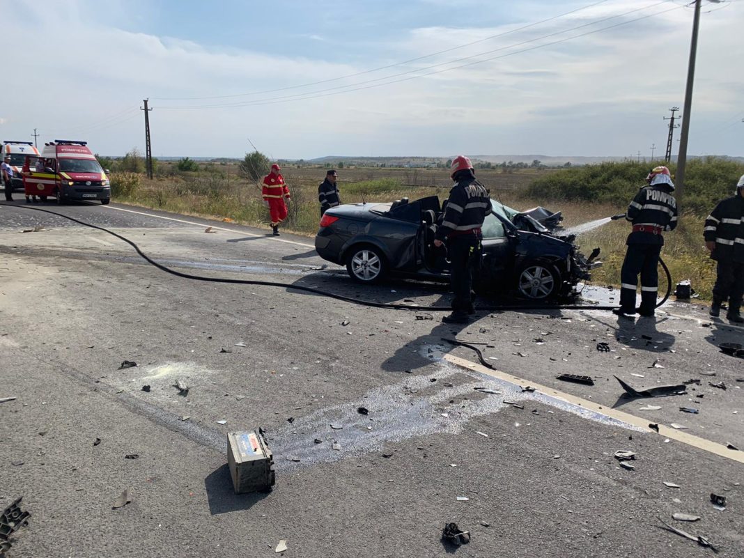 Trei persoane au fost rănite în urma accidentului provocat de şoferul unei autoutilitare.