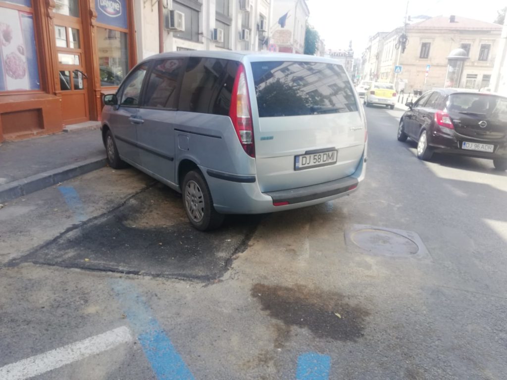 Cum arată o reparaţie făcută pe strada Mihail Kogălniceanu, după intervenţia unui furnizor de utilităţi: asfaltul a crăpat şi s-a lăsat
