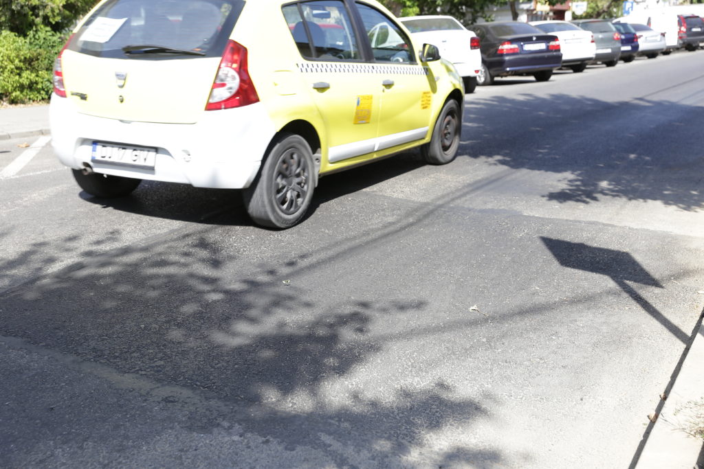 Asfalt lăsat pe strada Ştefan cel Mare, după repararea unei avarii