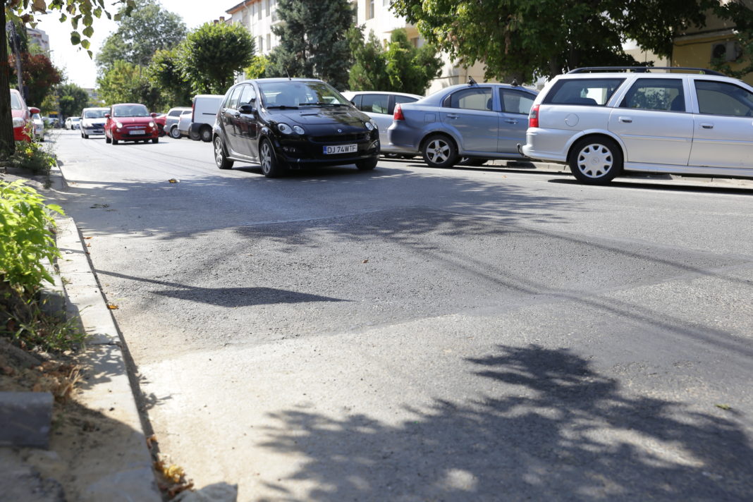 Pe străzile din Craiova se întâlnesc frecvent zone în care asfaltul s-a lăsat după intervenţia furnizorilor de utilităţi