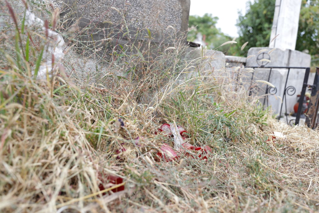 Candelele lăsate aprinse la morminte pot provoca incendii/foto: Claudiu Tudor