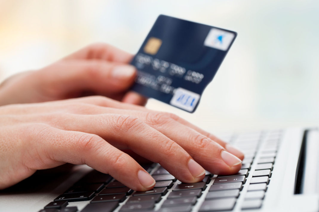 Băncile recomandă clienților să facă plăți online sau cu cardurile contactless