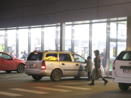 Copii care cerşesc pot fi întâlniţi şi în parcarările supermarketurilor din Craiova.
