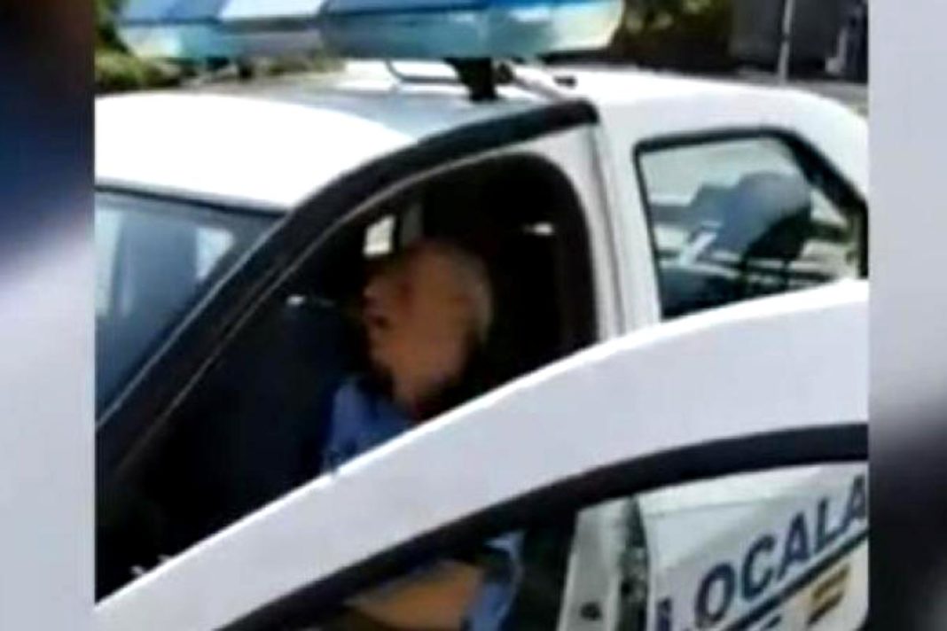 Poliţist, filmat în timp ce dormea în mașina instituției