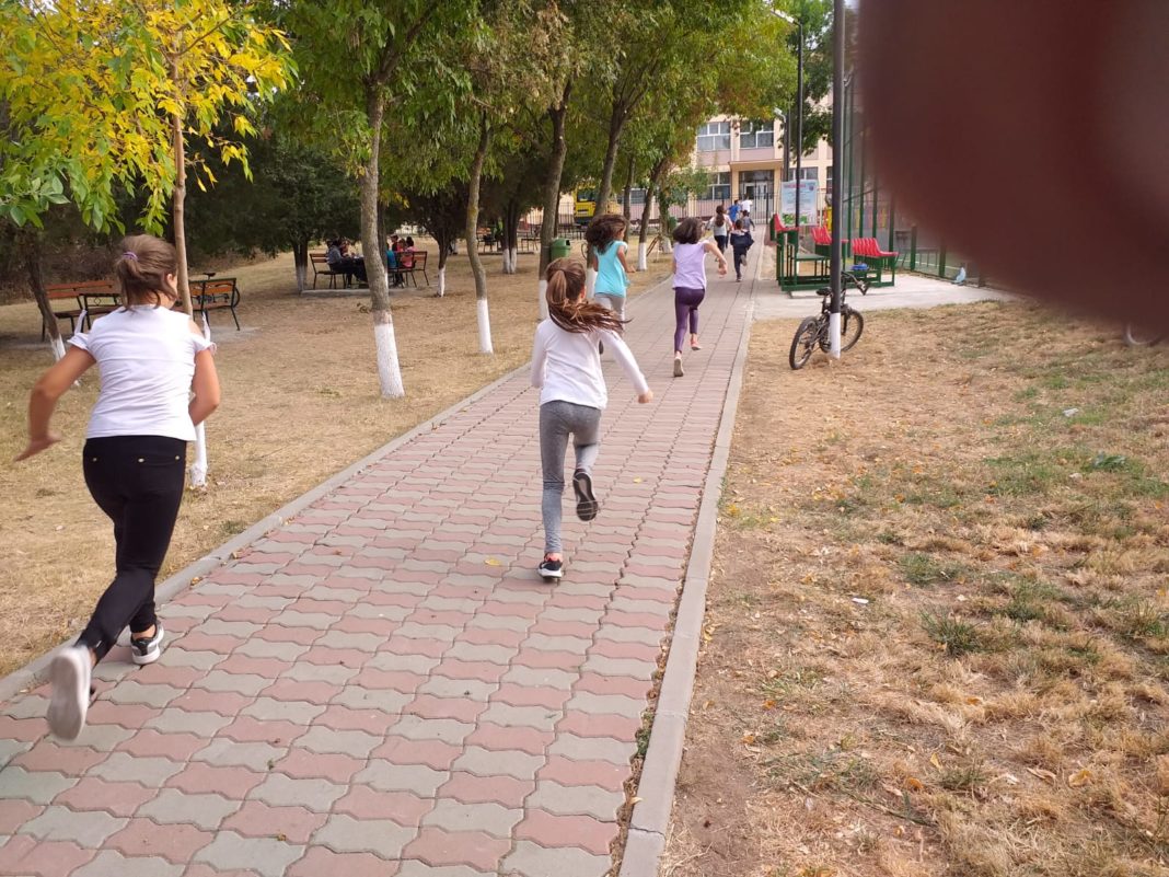 elevi2 Elevii de la Şcoala Leu se antrenează pentru competiţiile sportive pe aleea şcolii, iar baza sportivă stă închisă.