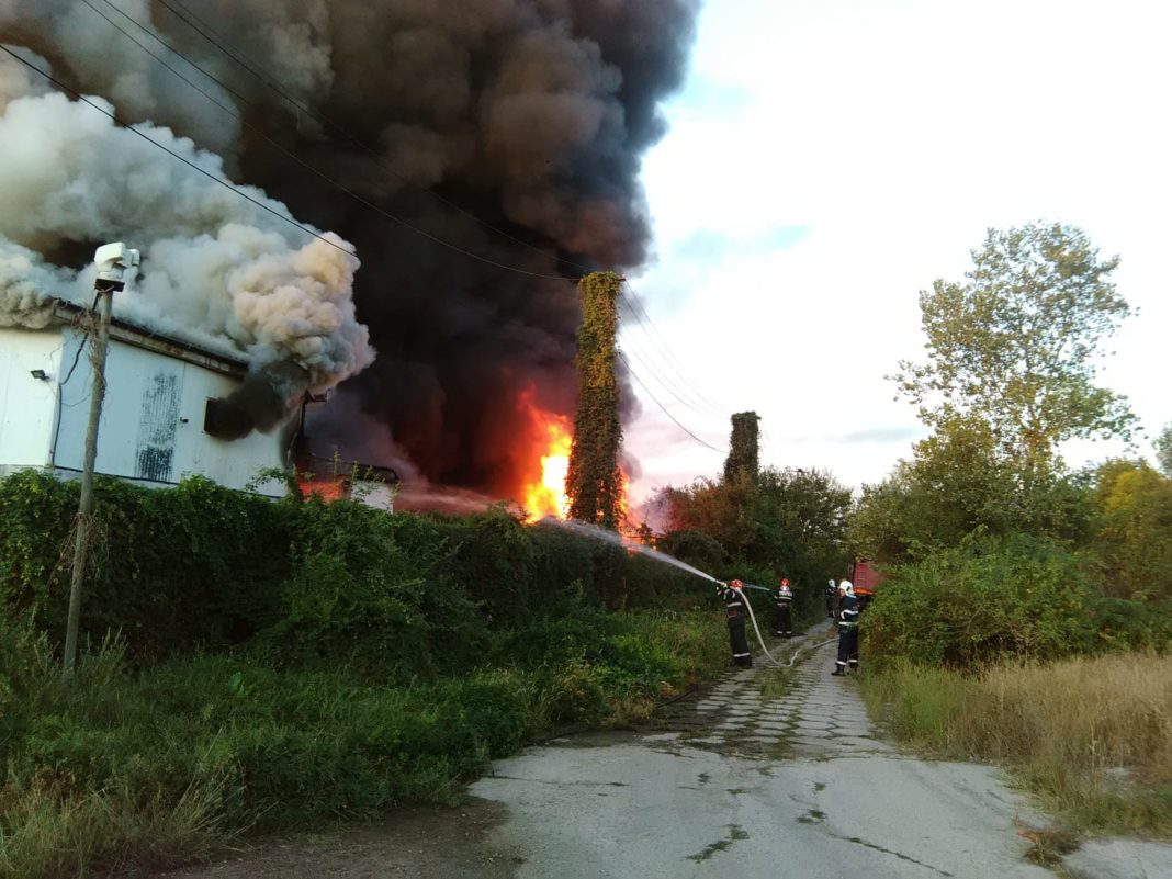 Un depozit cu electrocasnice, în flăcări