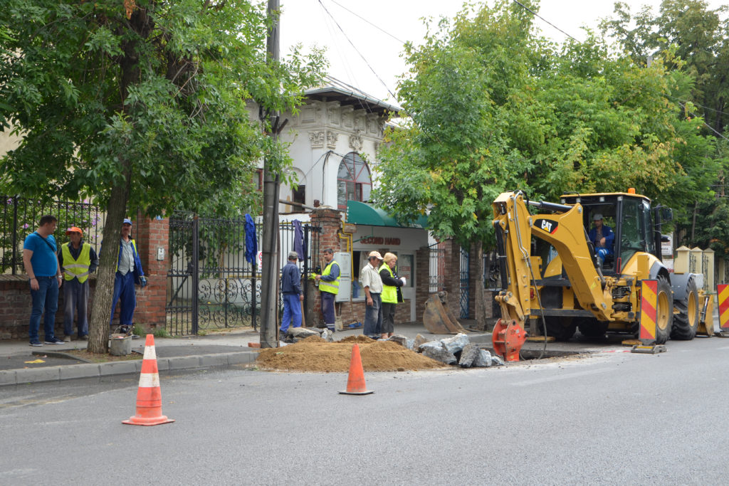 Firmele care repară străzile după intervenţia unui furnizor de utilităţi au intrat în colimatorul Primăriei Craiova