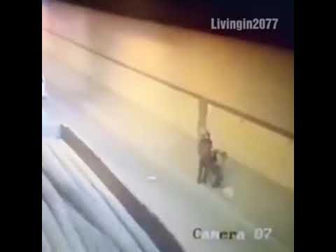 Imagini virale. Motociclist lovit de două ori de aceeaşi roată